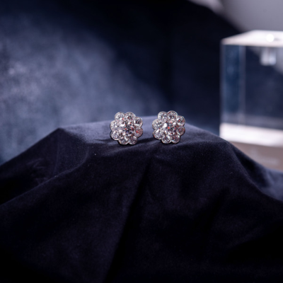 Пусеты Graff GRAFF Platinum & White Gold White Round Diamond Cluster Earrings