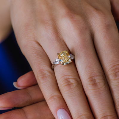 Кольцо GIA 4.18 ct Natural Fancy Yellow/SI1 Cushion Cut Diamond