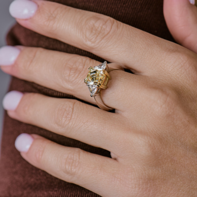 Кольцо Damiani 3,32 ct Natural Fancy Yellow/VS2 Cushion Cut Diamond