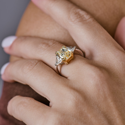 Кольцо Damiani 3,32 ct Natural Fancy Yellow/VS2 Cushion Cut Diamond
