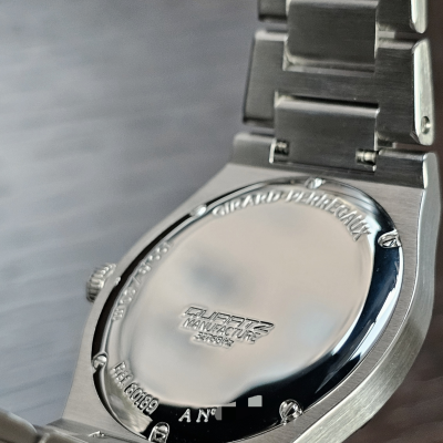 Швейцарские часы Girard-Perregaux Laureato Quartz 34mm