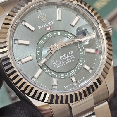 Швейцарские часы Rolex Sky-Dweller Stainless Steel Mint Green Dial