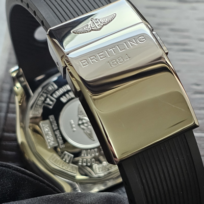 Швейцарские часы Breitling Skyracer Raven