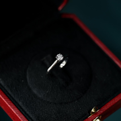 Кольцо Cartier  с бриллиантом 0.25сt E/VVS1