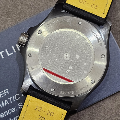 Швейцарские часы Breitling Avenger Automatic 42 Night Mission