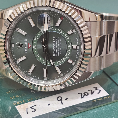 Швейцарские часы Rolex Sky-Dweller Stainless Steel Mint Green Dial