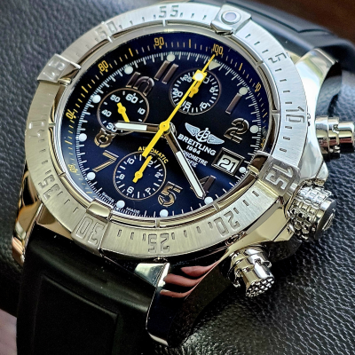 Швейцарские часы Breitling Avenger Skyland Code Yellow Limited Edition