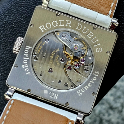 Швейцарские часы Roger Dubuis Square Hand Wound