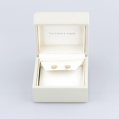 Ювелирное изделие Van Cleef & Arpels  
Pure Alhambra mini earstuds