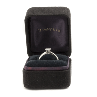 Ювелирное изделие Tiffany & Co  
кольцо из платины с бриллиантом 0,40 ct.