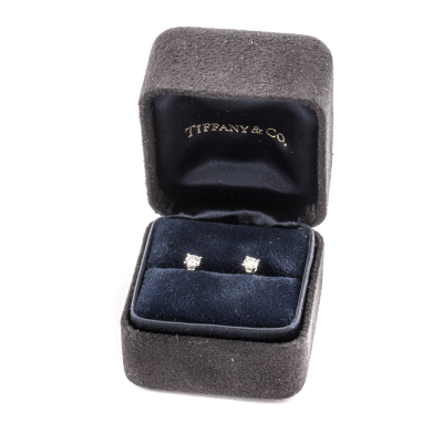 Ювелирное изделие Tiffany & Co  
пусеты по 0.15 ct.