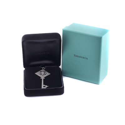 Ювелирное изделие Tiffany & Co  
Key Maxi подвеска