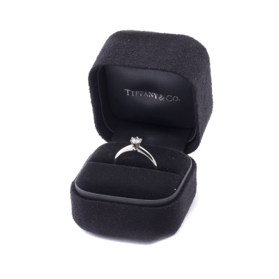 Ювелирное изделие Tiffany & Co  
кольцо из платины с бриллиантом 0.27 ct