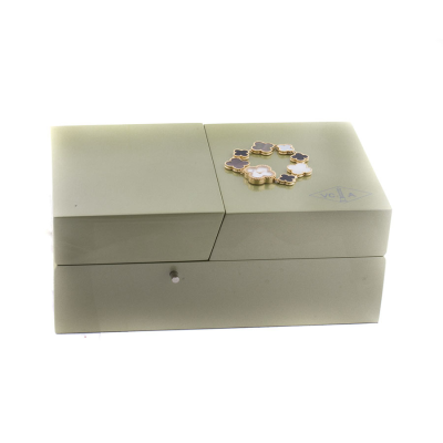 Швейцарские часы Van Cleef & Arpels  Vintage Alhambra Bracelet Watch