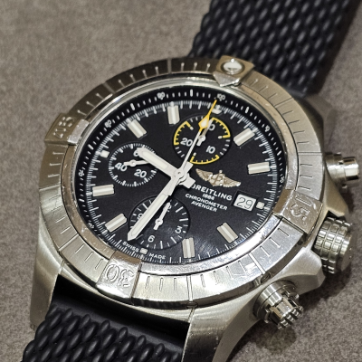 Швейцарские часы Breitling Avenger Chronograph