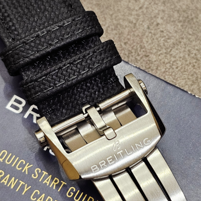 Швейцарские часы Breitling Avenger Automatic 42 Night Mission