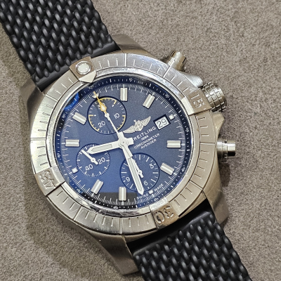 Швейцарские часы Breitling Avenger Chronograph