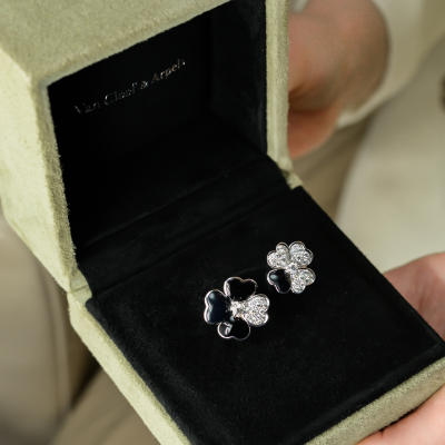 Кольцо Van Cleef & Arpels Cosmos Between the Finger ring Diamond and Onyx