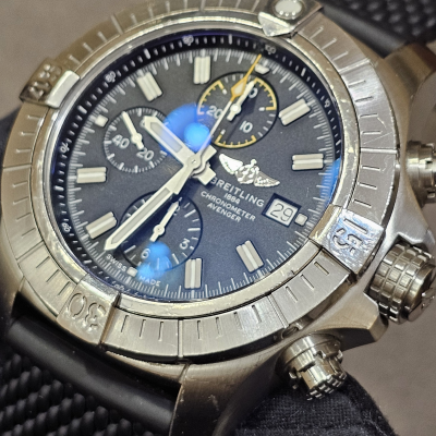Швейцарские часы Breitling Avenger Chronograph