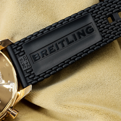 Швейцарские часы Breitling Navitimer World Rose Gold Limited Edition